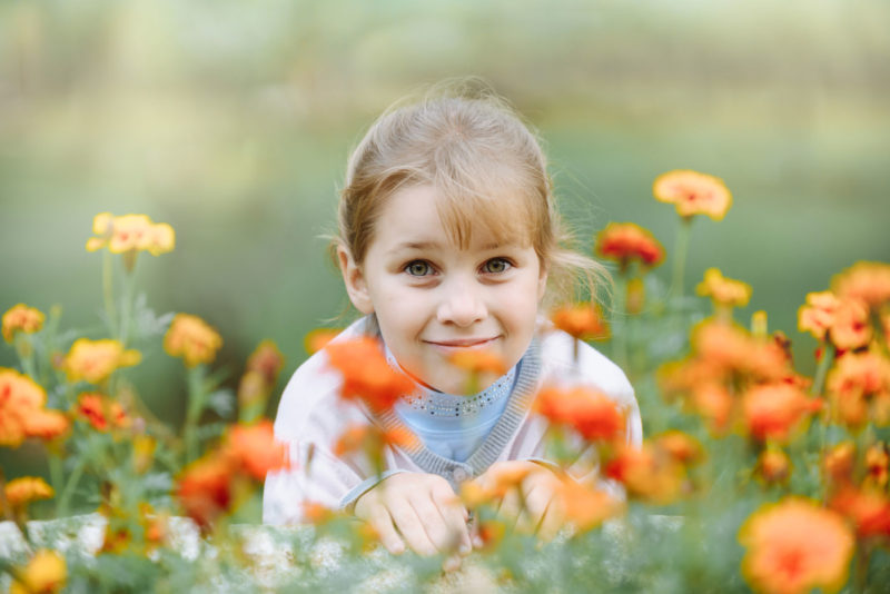 Детский портрет. Девочка в цветах