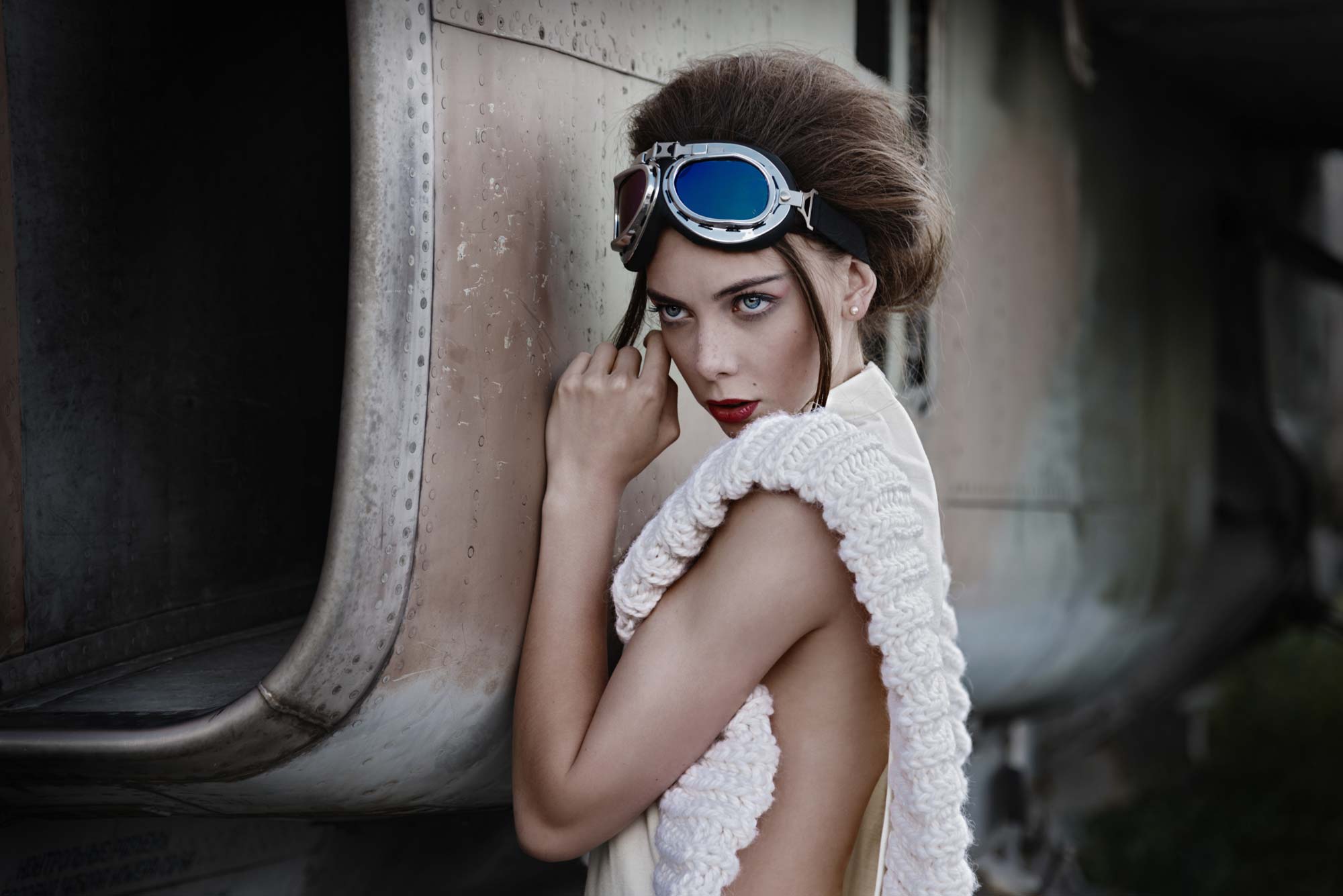 девушка в очках пилота стоит у боевого самолёта - фотосессия у самолётов