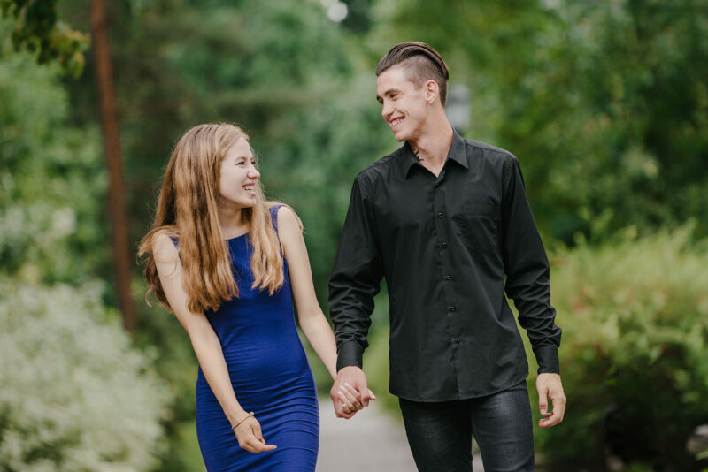 пара на фотосессии love story в парке