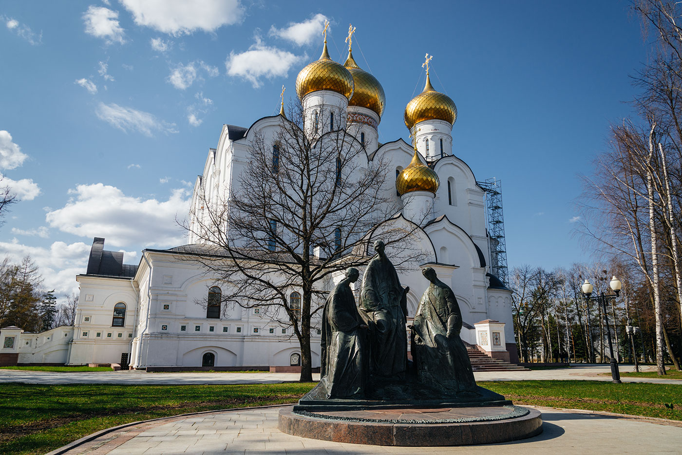 Фото Ярославля | Скульптура Троицы и Успенский собор