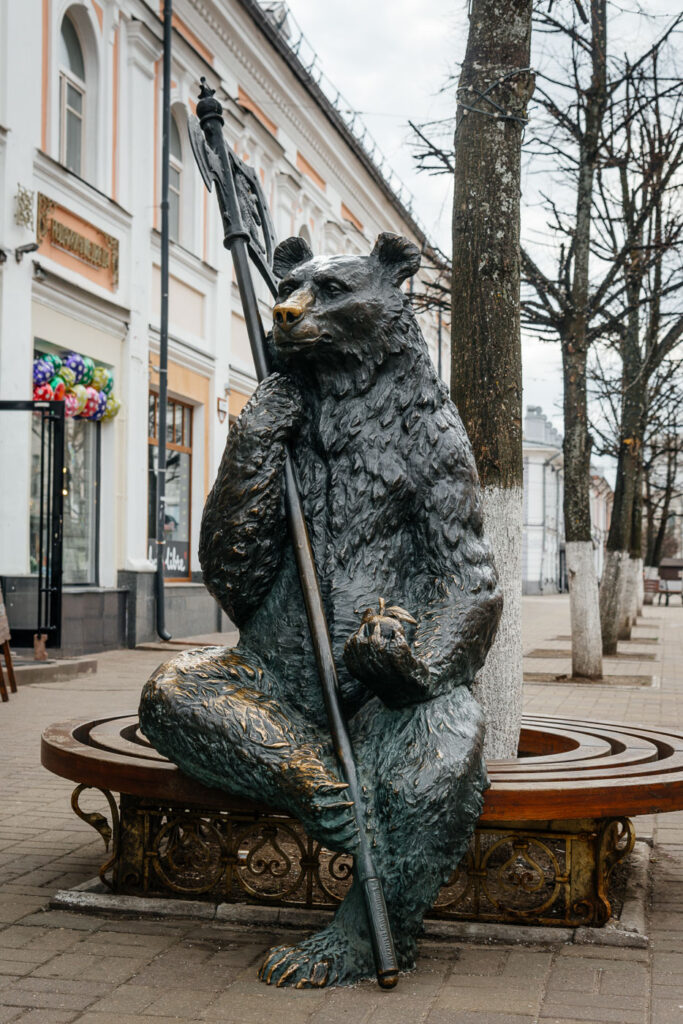 Фото Ярославля | Скульптура "Медведь с протазаном" на улице Кирова