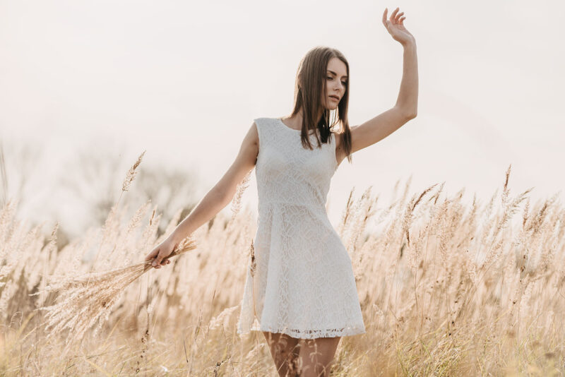 осенняя фотосессия девушки в контровом свете с букетом сухой травы