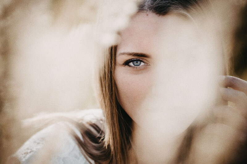 крупный портрет девушки сквозь осеннюю траву, фотосессия