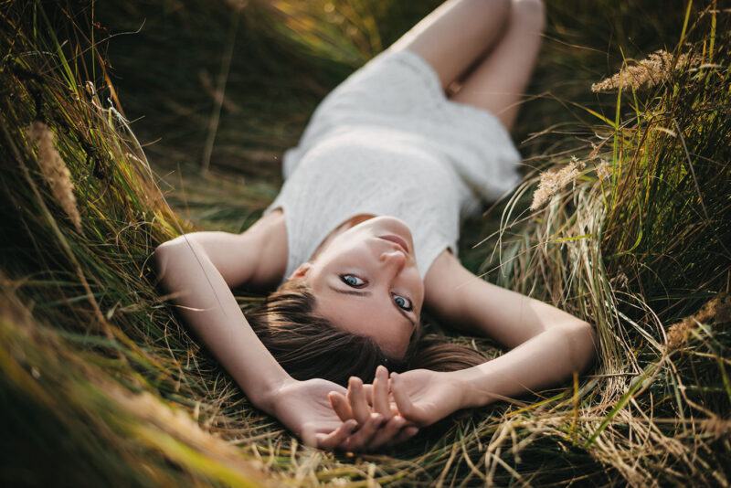 девушка лежит в осенней траве, фотосессия на природе