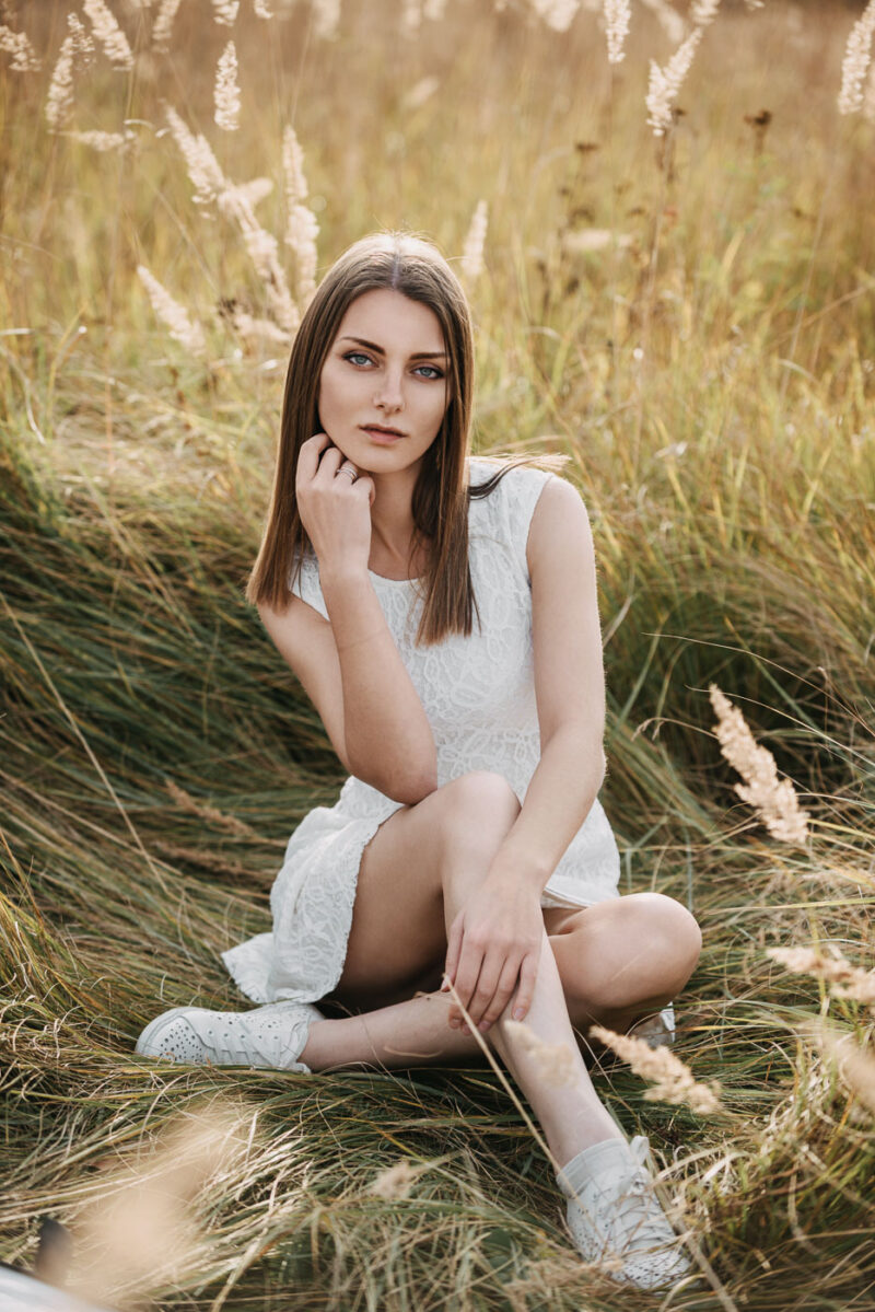 фотосессия девушки на природе в тёплый осенний день