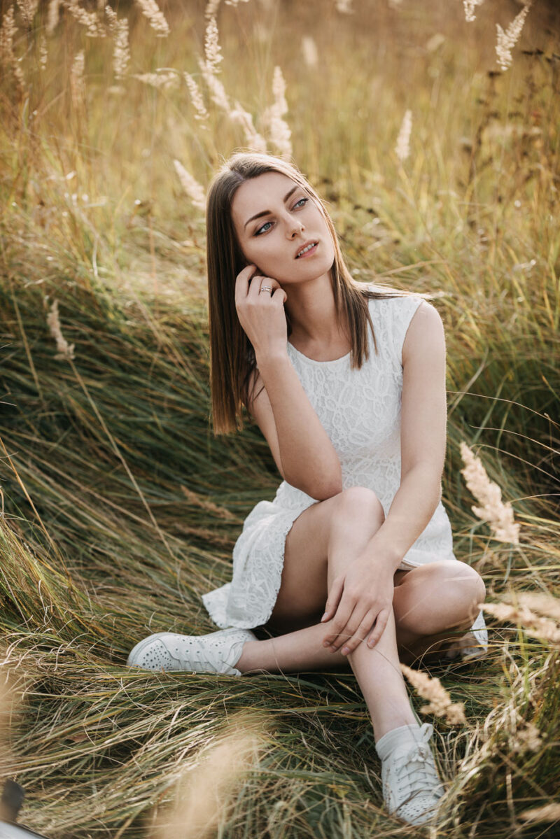 фотосессия девушки на природе в Ярославле в тёплый осенний день