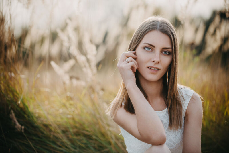 осенняя фотосессия в поле - девушка сидит среди жёлтой травы