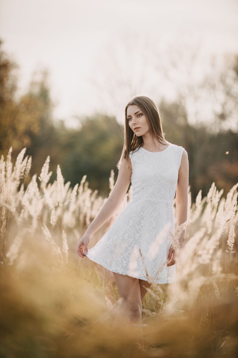 фотосессия на природе в октябре - девушка с сухой травой на закатном свету