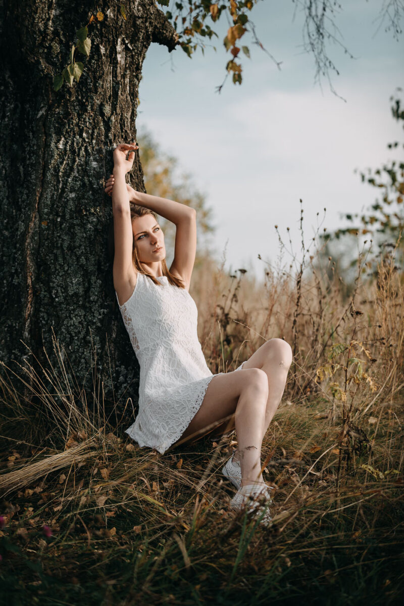 девушка сидит у дерева, осенняя фотосессия на природе