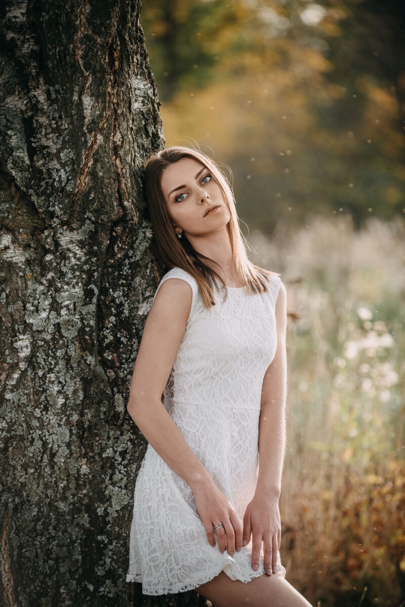 осенняя фотосессия девушки у дерева на природе