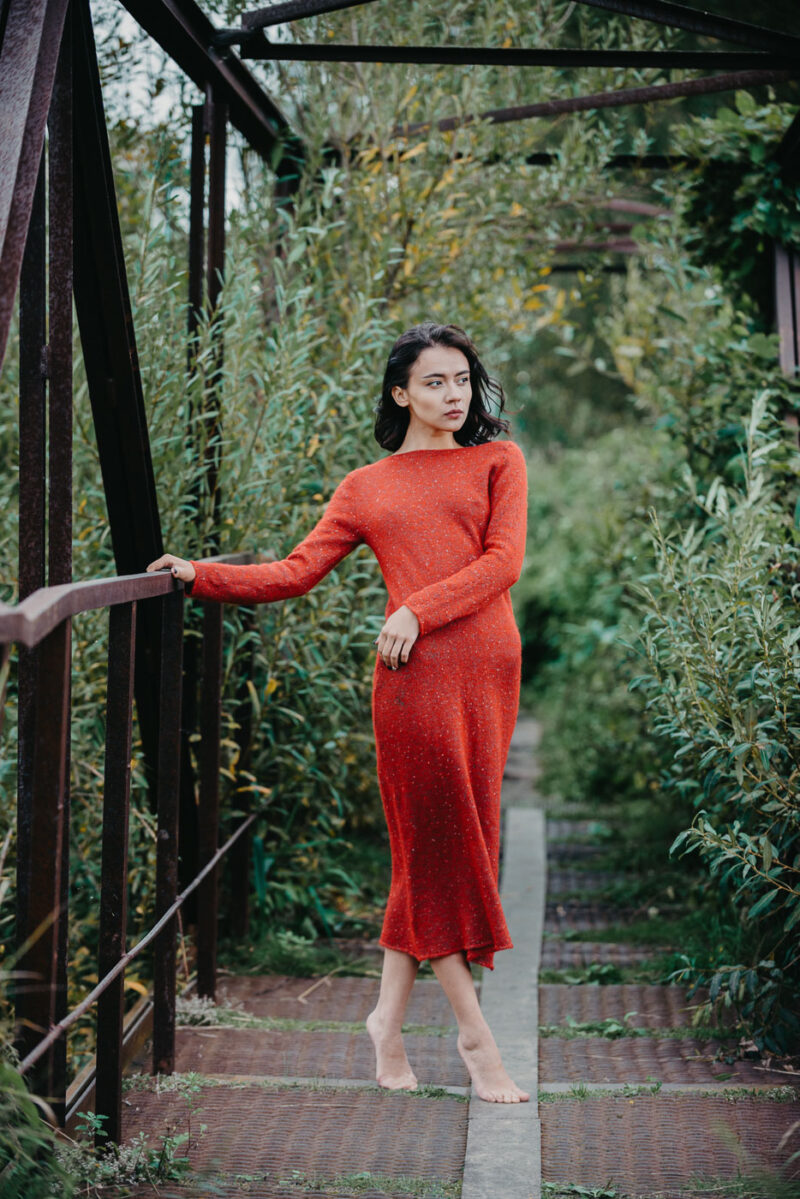 портрет девушки в красном платье на железном мостике