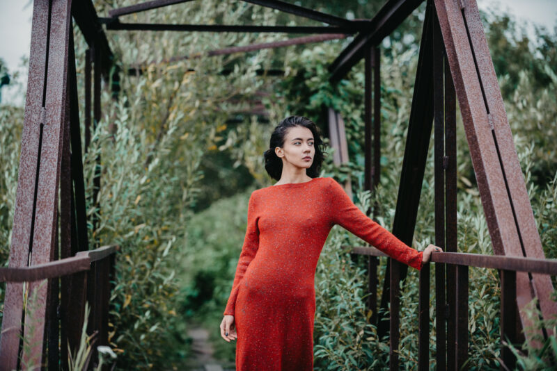 портрет девушки в красном платье на железном мостике