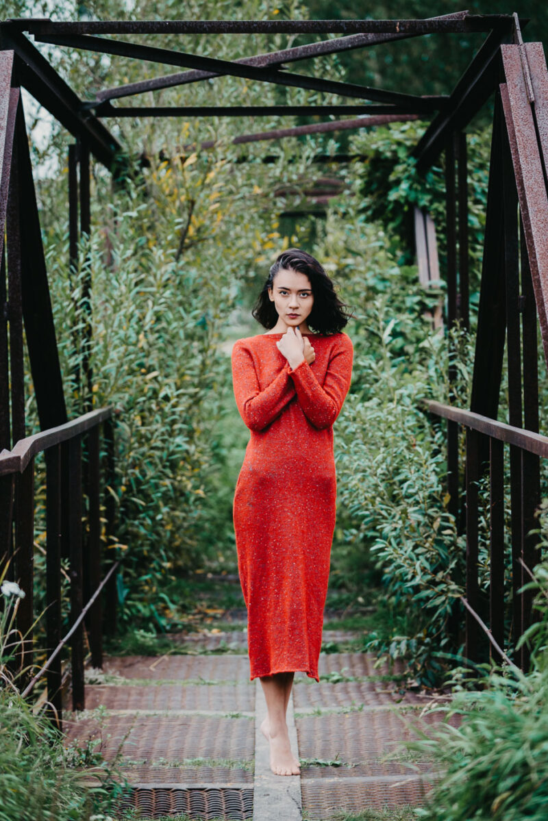 фотосессия на небольшом железном мостике среди густой зелени