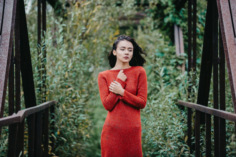 девушка на металлическом мостике в пасмурную погоду