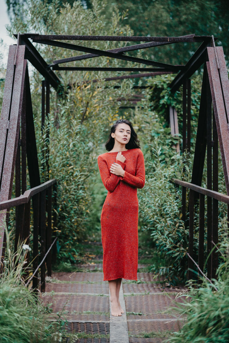 фотосессия на небольшом железном мостике среди густой зелени