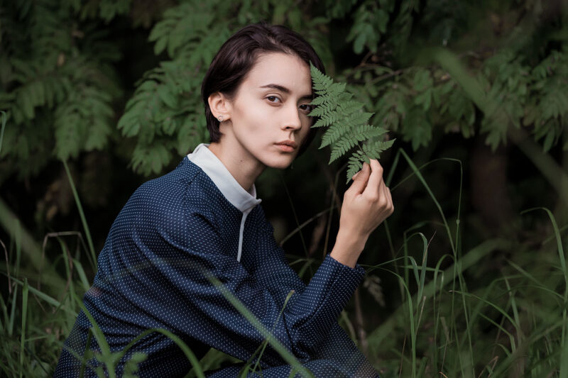 Портрет девушки с папоротником в лесу