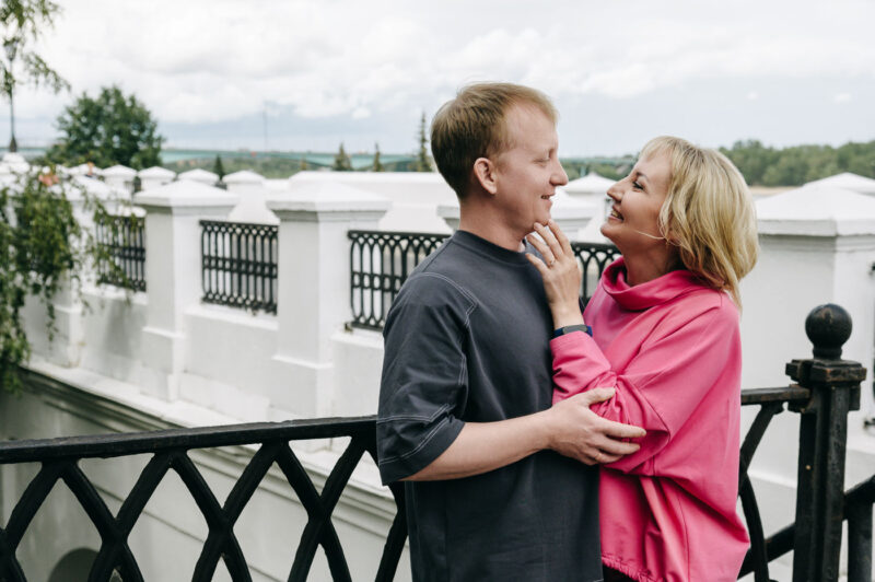 семейная пара на фотопрогулке по Ярославлю