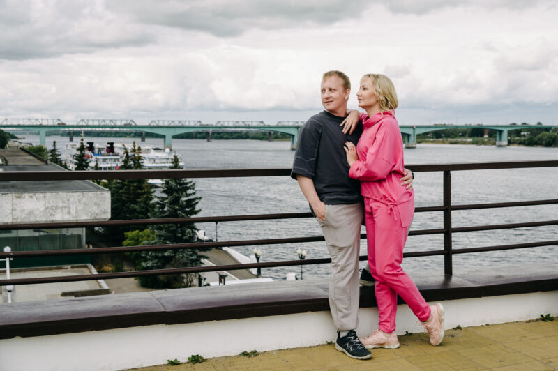 семейная пара на фоне Речного вокзала и Волги
