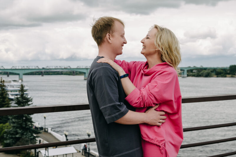 семейная пара на фоне Речного вокзала и Волги