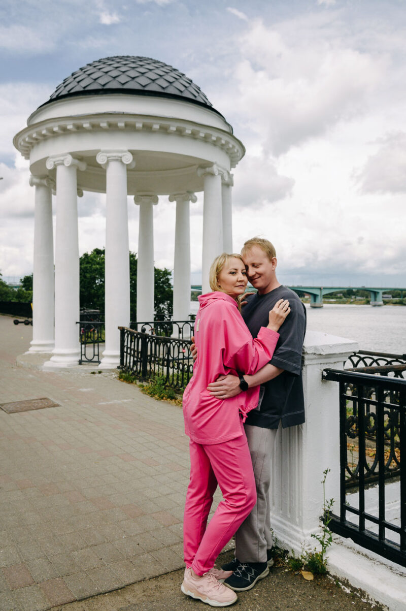 семейная пара на Волжской набережной на фоне беседки