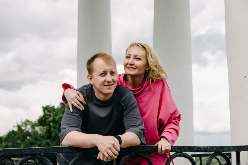 семейная пара в беседке на Волжской набережной