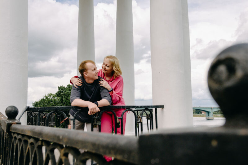 семейная пара в беседке на Волжской набережной
