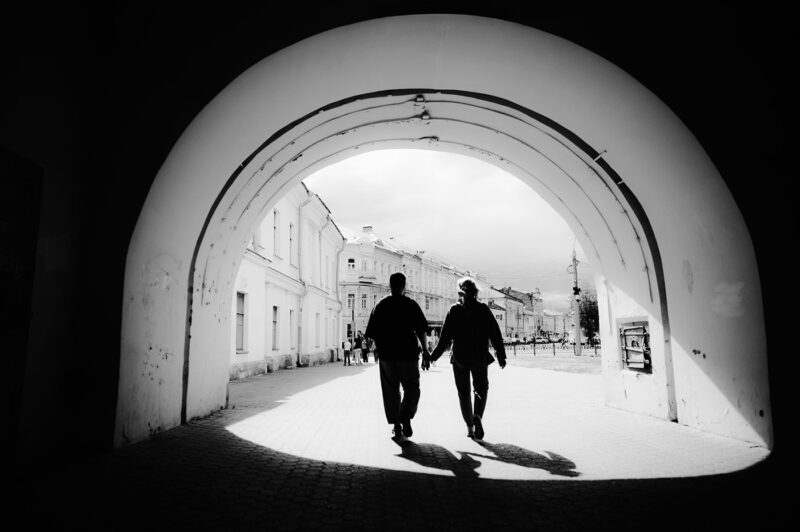 семейная пара на фотосессии - силуэт в проёме арки, чёрно-белое изображение