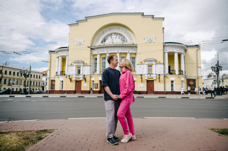 фотосессия пары на фоне Волковского театра