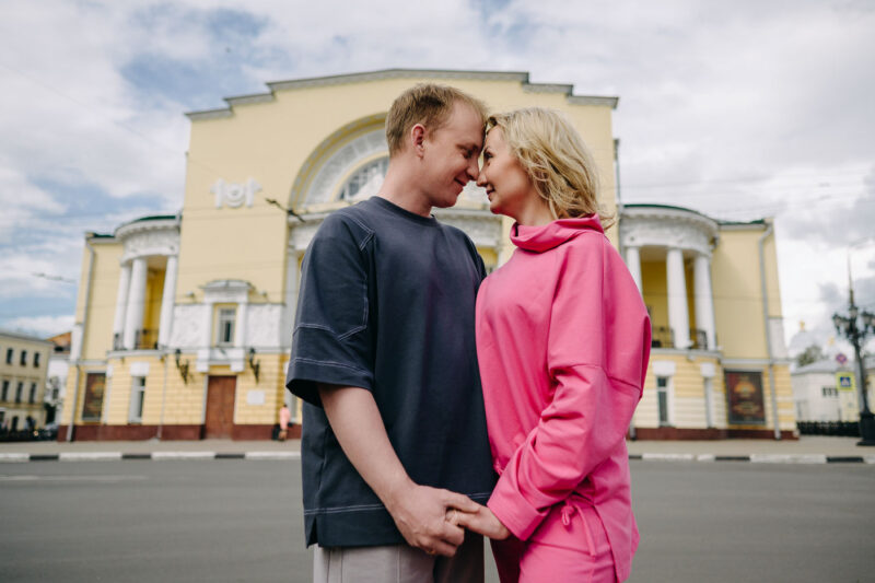 фотосессия пары на фоне Волковского театра