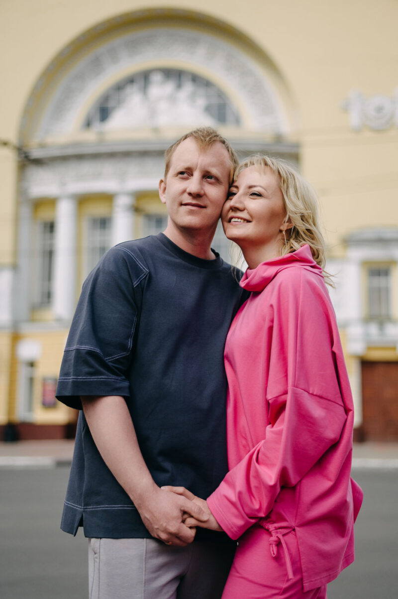 фотосессия пары на фоне Волковского театра