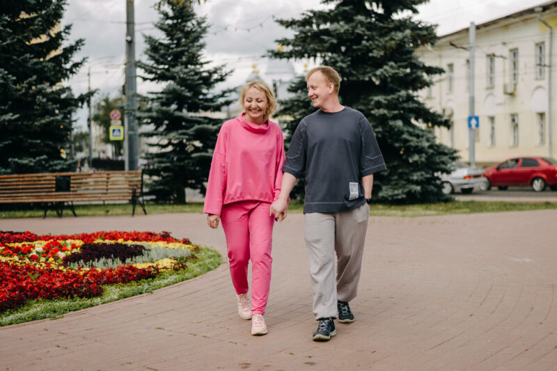 естественные кадры пары во время путешествия