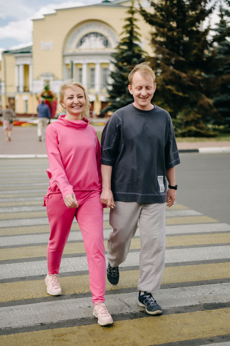 естественные кадры пары во время путешествия