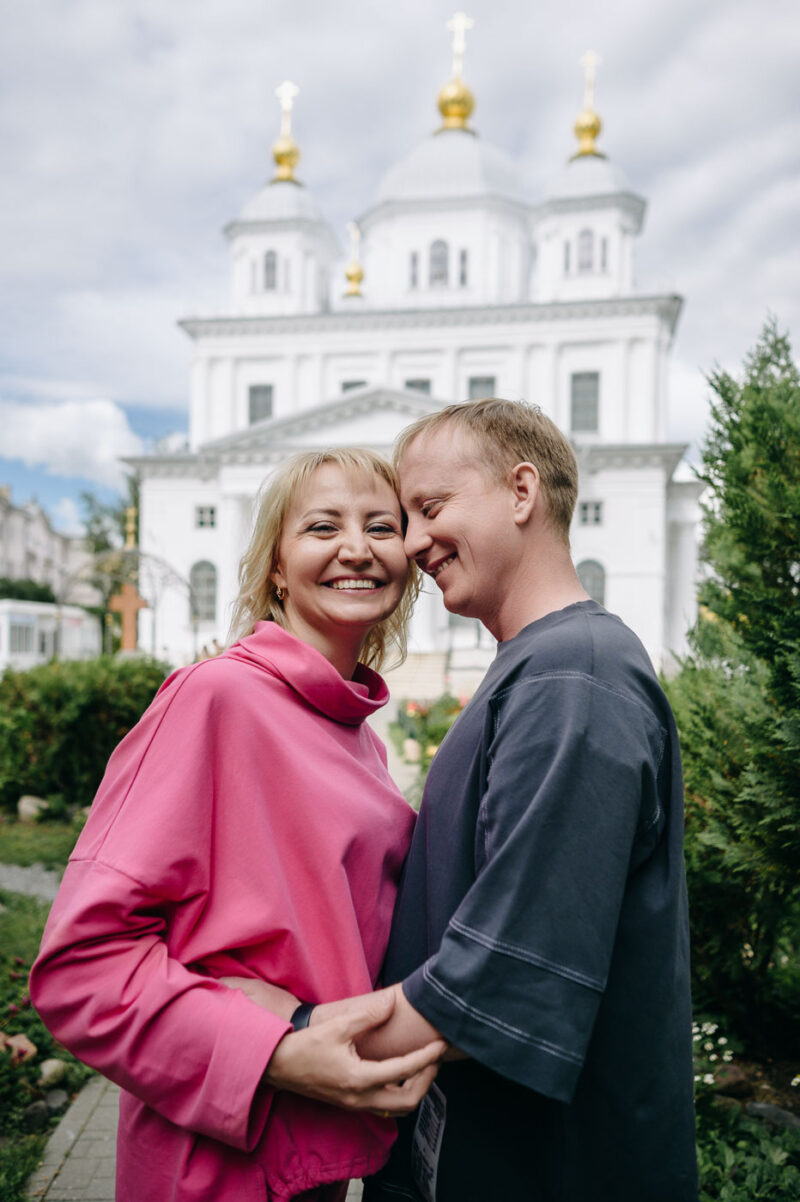 фотосессия пары во время путешествия по Золотому кольцу