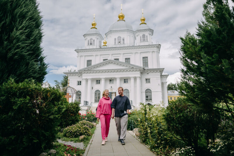 фотосессия пары во время путешествия по Золотому кольцу