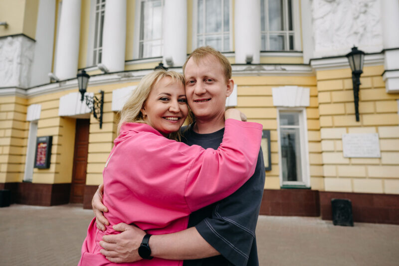 фотосессия пары на фоне Волковского театра