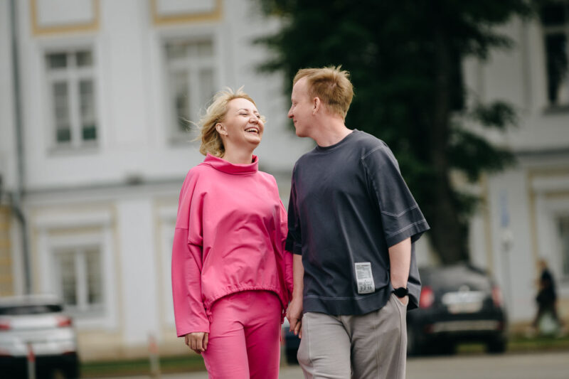 естественные кадры пары во время путешествия