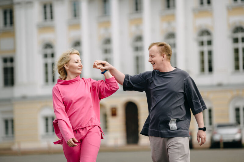 естественные кадры пары во время путешествия