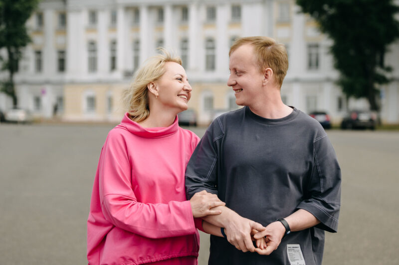 естественные кадры пары во время путешествия