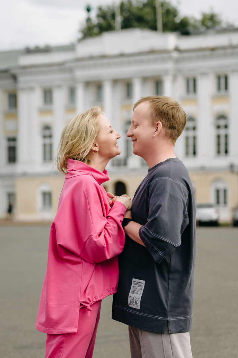 естественные кадры пары во время путешествия