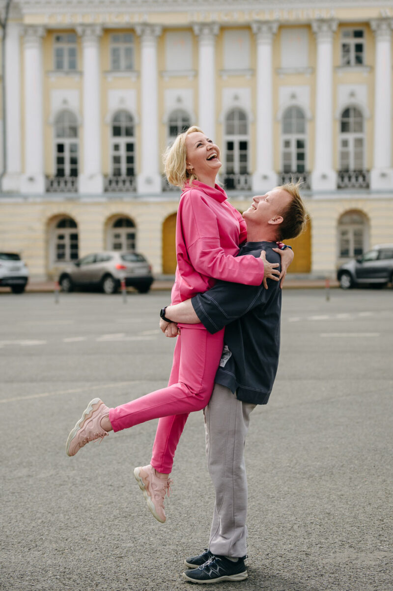 естественные кадры пары во время путешествия