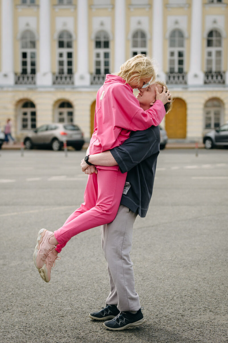 естественные кадры пары во время путешествия