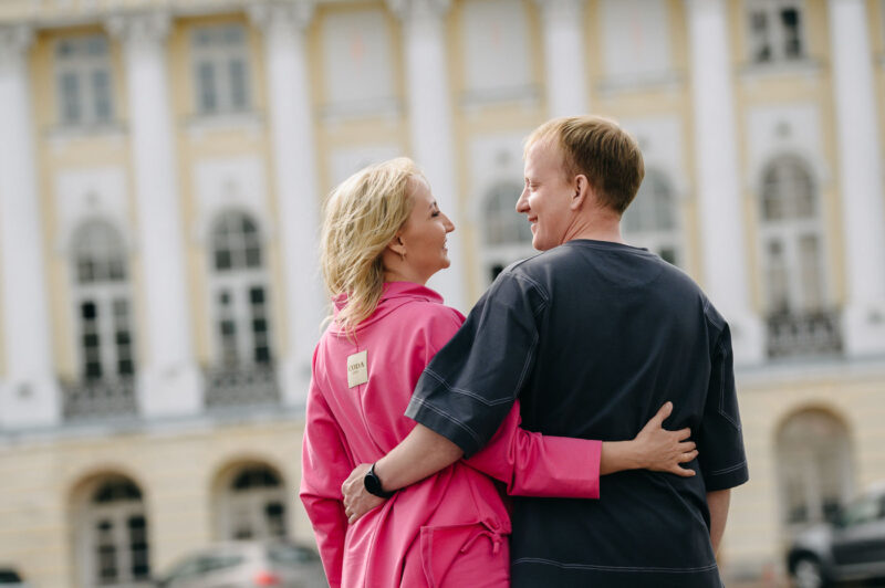 естественные кадры пары во время путешествия