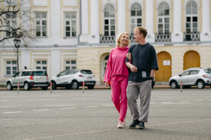 естественные кадры пары во время путешествия