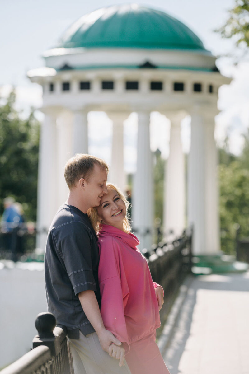фотосессия на Стрелке на фоне беседки во время свадебного путешествия