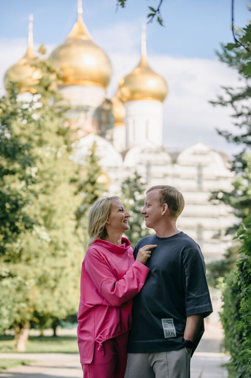 семейная пара на фотопрогулке по Ярославлю