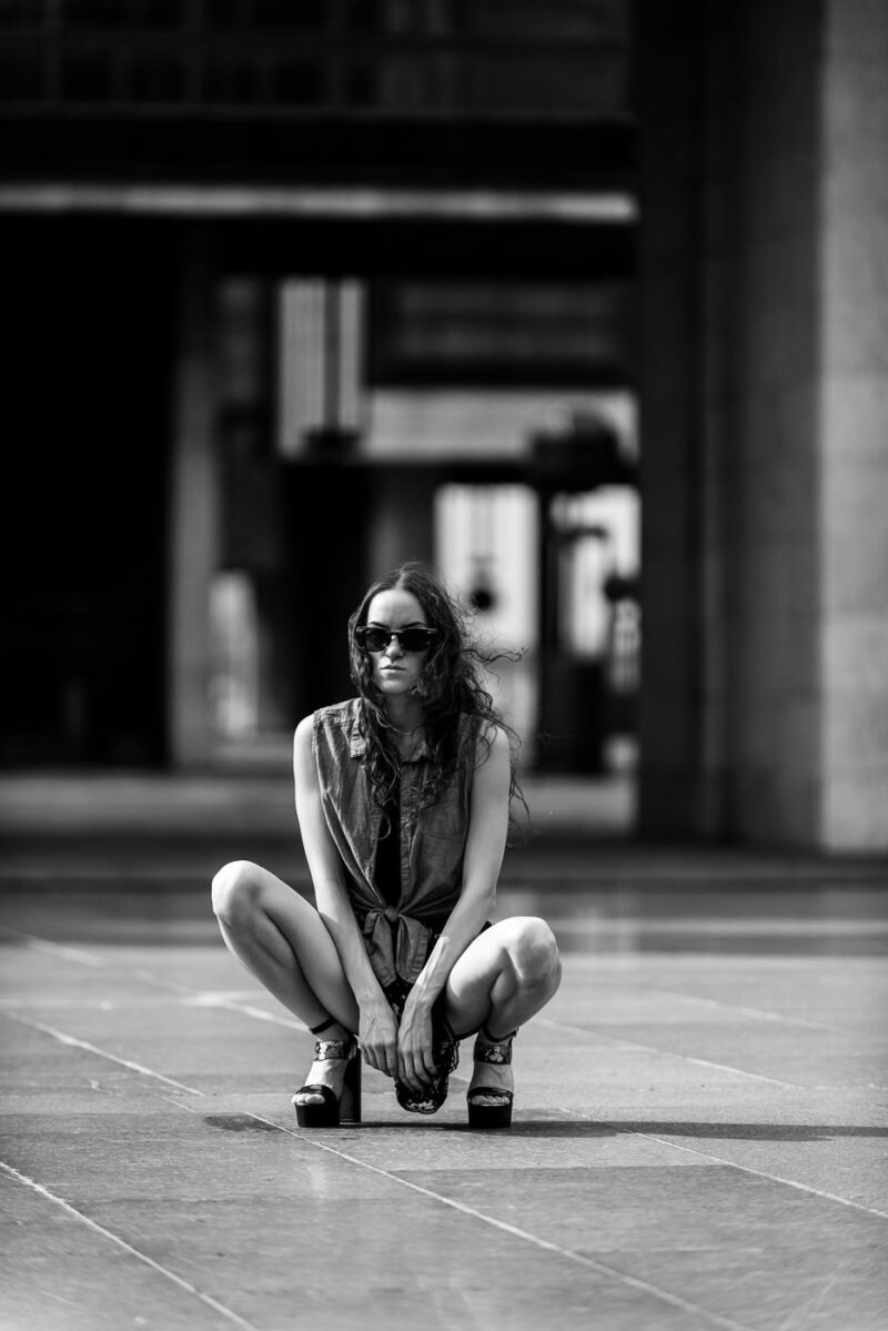 портрет женщины на фоне строгой архитектуры