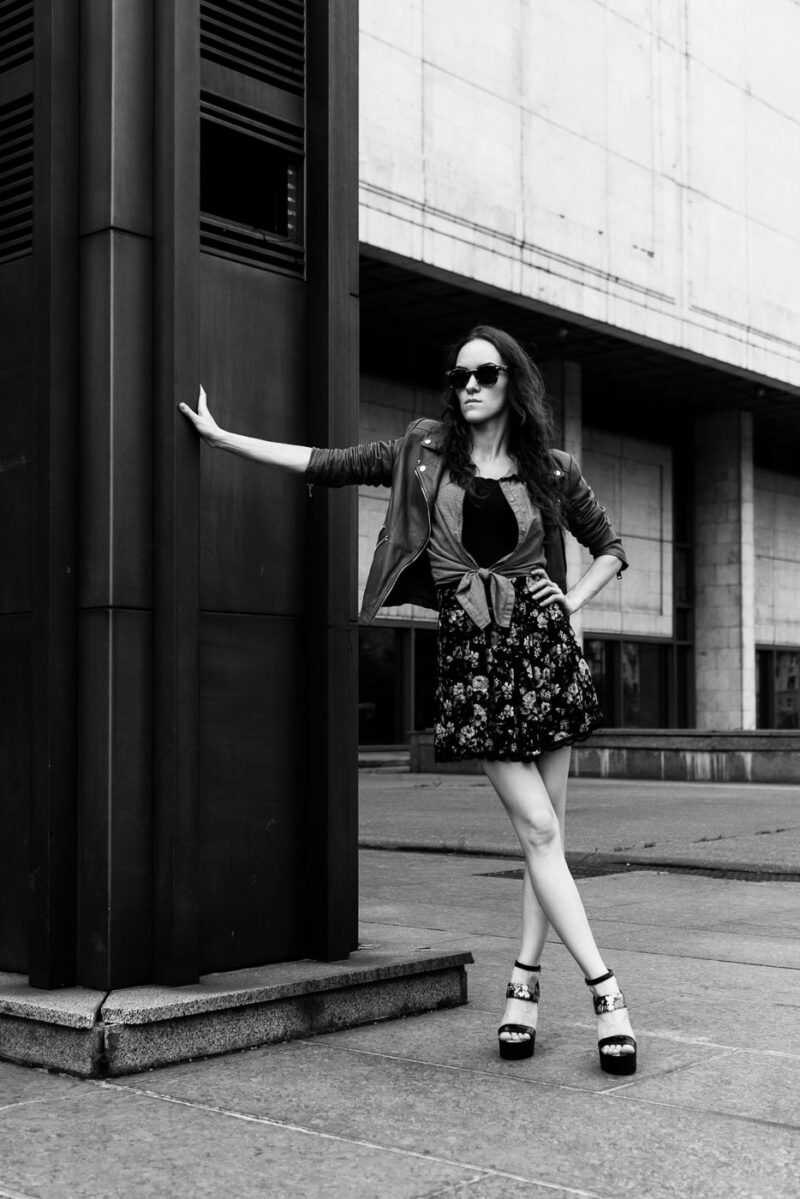 женщина на фоне архитектуры постсоветского модернизма