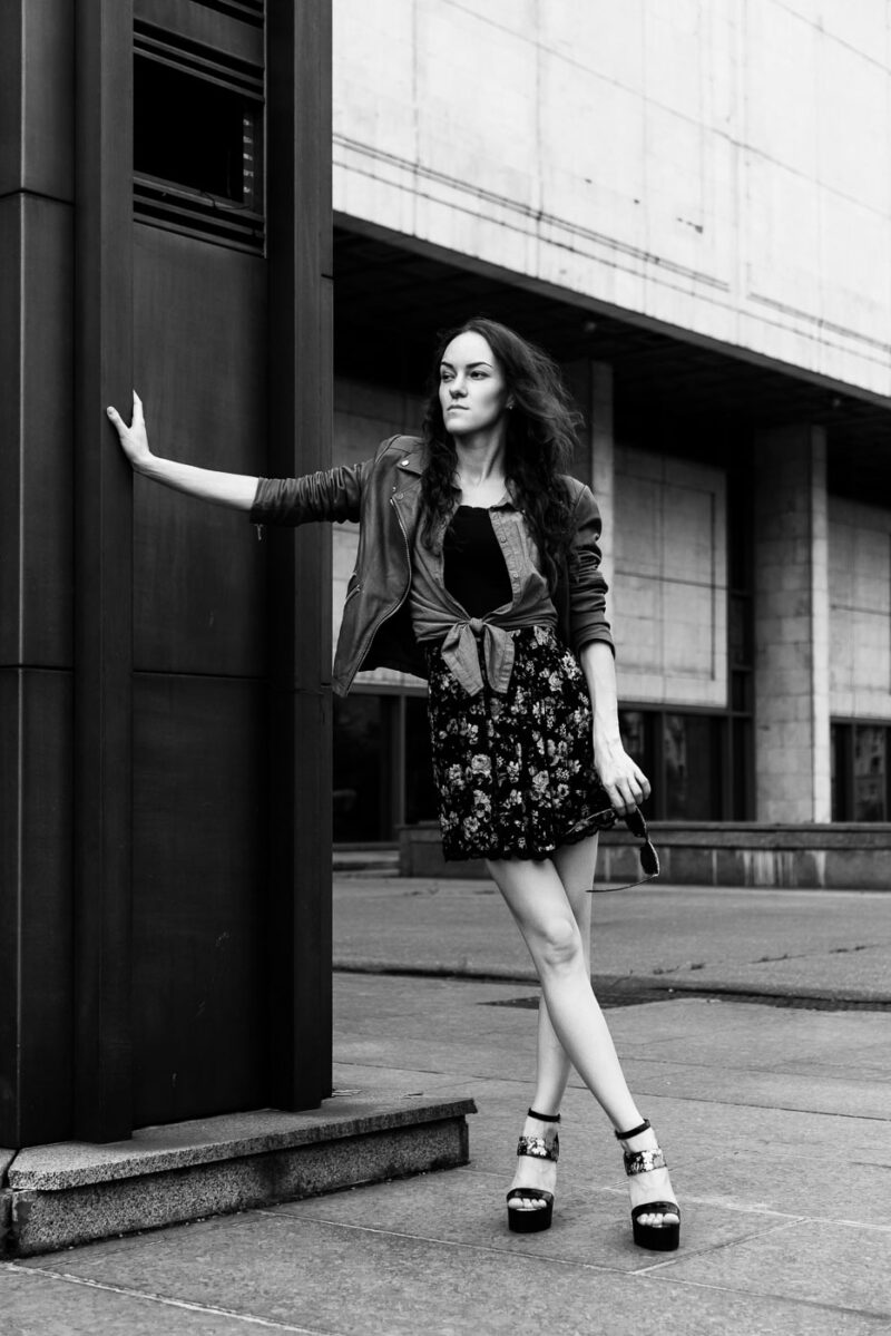 женщина на фоне архитектуры постсоветского модернизма