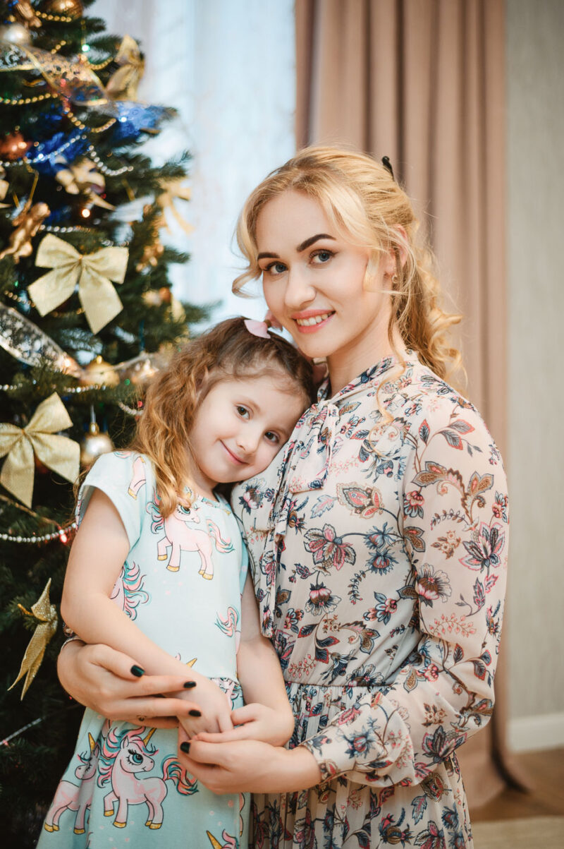 Фотосессия мамы с дочкой дома - объятия у наряженной ёлки