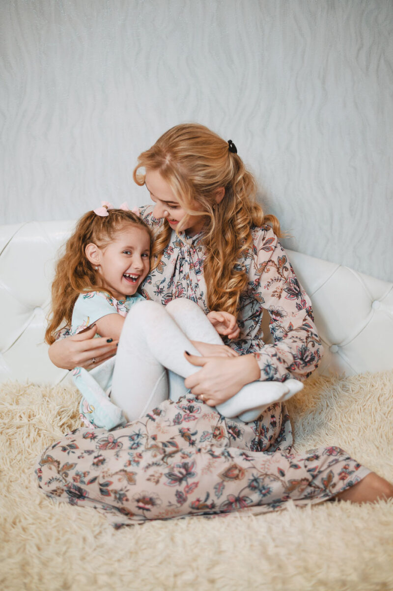 Домашняя фотосессия в Ярославле - мама держит смеющуюся дочку на руках